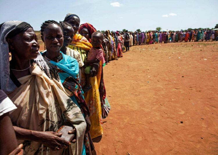 Etelä-Sudanin maansisäisiä pakolaisia jonottamassa rekisteröintiä Waussa.