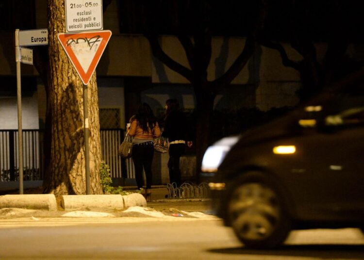 Prostituoituja kadulla Roomassa. Maahanmuuttoviraston oman raportin mukaan nigerialaisten ihmiskaupan uhrien osa on karu, mutta silti Suomi palauttaa heitä Italiaan.