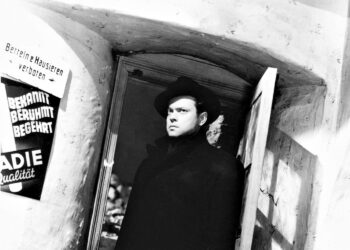 Harry Lime (Orson Welles) karttelee varjoissa etsijöitään.