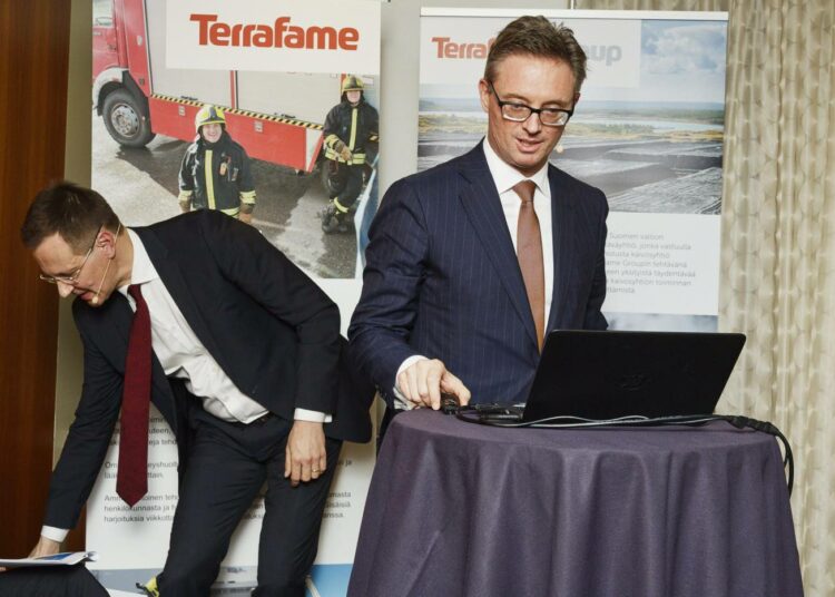 Terrafame Group Oy:n hallituksen puheenjohtaja Janne Känkänen ja Tragfiguran toimitusjohtaja Jeremy Weir (edessä) Terrafame Group Oy:n tiedotustilaisuudessa 10. helmikuuta.