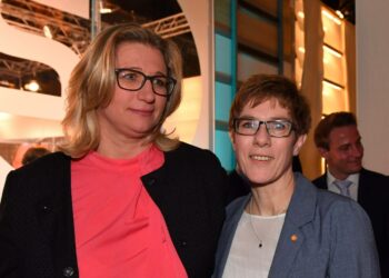 Demarien ja kristillisdemokraattien kärkiehdokkaat Anke Rehlinger ja Annegret Kramp-Karrenbauer kuvattuna Saarbrückenissä osavaltiovaalien tuloksen selvittyä. Kahden suuren puolueen hallitus jatkanee myös vaalien jälkeen.