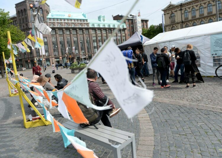 Turvapaikanhakijoiden Oikeus elää -mielenosoitus Helsingin Rautatientorilla kesäkuun lopulla.