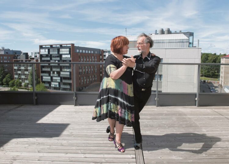 Helsinkiläiset Ritva ja Victor Savtschenko löysivät eläkepäivinään harrastuksen, jonka parissa he ovat pyörineet tiiviisti jo 12 vuotta.