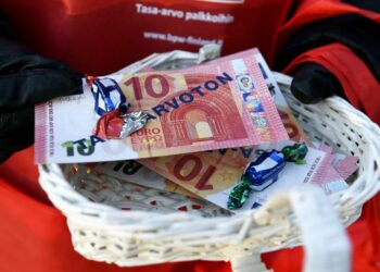 Naisten palkkapäivää vietettiin jakamalla materiaalia ohikulkijoille Kolmen sepän aukiolla Helsingissä tiistaina.