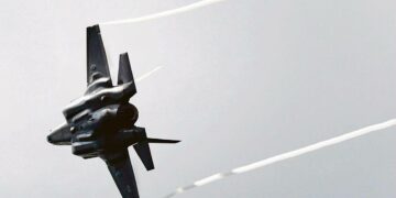 Suomen ilmavoimien havittelema F-35-hävittäjä esittäytyi lentonäytöksessä Lontoossa kaksi vuotta sitten.