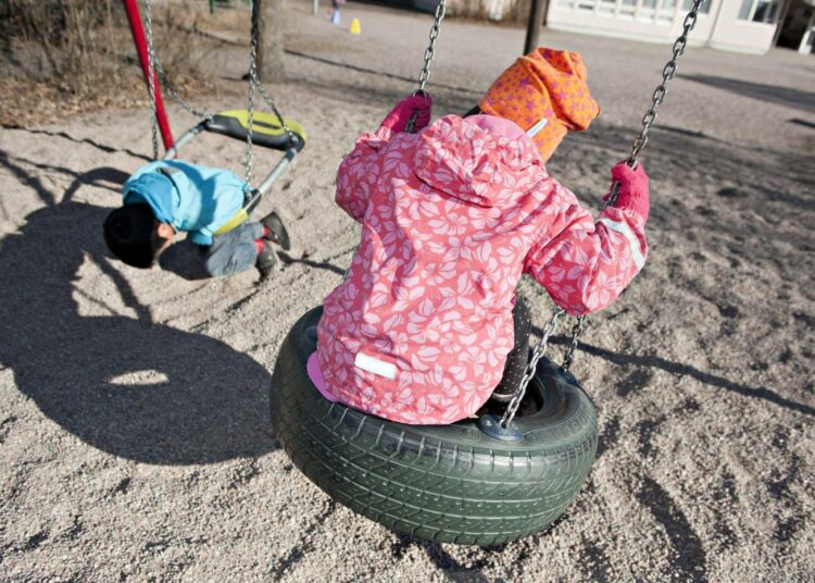 Lasten hyvinvoinnista kertovat asiat yllättävät joskus: kuorsaus, vanhempien tupakointi.