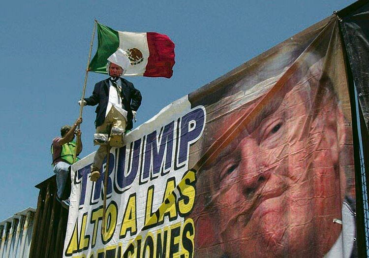 Enkelit ilman rajoja -järjestö järjesti Yhdysvaltojen maahanmuuttopolitiikkaa vastustavan mielenosoituksen 10. toukokuuta Meksikon ja Yhdysvaltojen rajalla Tijuanassa.