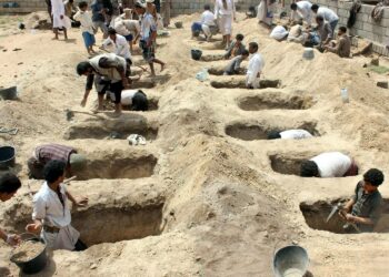 Jemeniläiset kaivoivat elokuussa hautoja lapsille, jotka kuolivat Saudi-Arabian johtaman liittouman tekemässä ilmaiskussa. Iskussa kuoli ainakin 29 lasta.