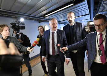 Toimittajat ympäröivät vasemmistopuolueen puheenjohtajaa Jonas Sjöstedtiä tämän mennessä valtiopäivien puhemiehen pakeille maanantaina.