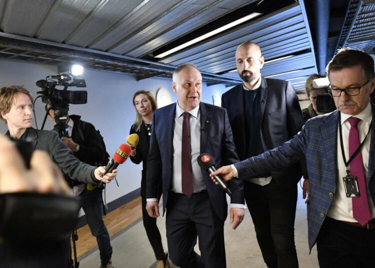 Toimittajat ympäröivät vasemmistopuolueen puheenjohtajaa Jonas Sjöstedtiä tämän mennessä valtiopäivien puhemiehen pakeille maanantaina.