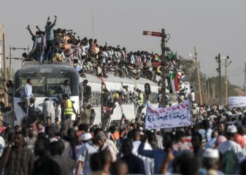 Sudanin sotilashallituksen eroa vaativat mielenosoittajat kiipesivät junan katolle saapuessaan tiistaina Atbarasta pääkaupunkiin Khartumiin.