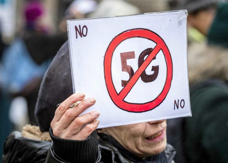 5G on herättänyt vastustusta erityisesti sen mahdollisten terveyshaittojen takia. Amsterdamissa Hollannissa järjestettiin mielenosoitus tammikuussa verkkoa vastaan.