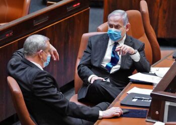 Benny Gantz ja Benjamin Netanjahu Israelin parlamentissa knessetissä sunnuntaina.