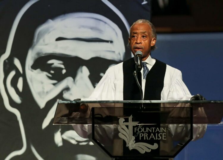 Al Sharpton puhumassa George Floydin hautajaisissa tiistaina Houstonissa.