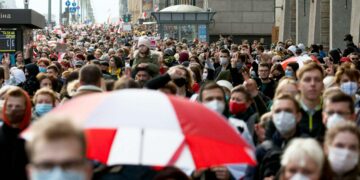 Ihmisiä Minskin kaduilla yleislakon alettua maanantaina.