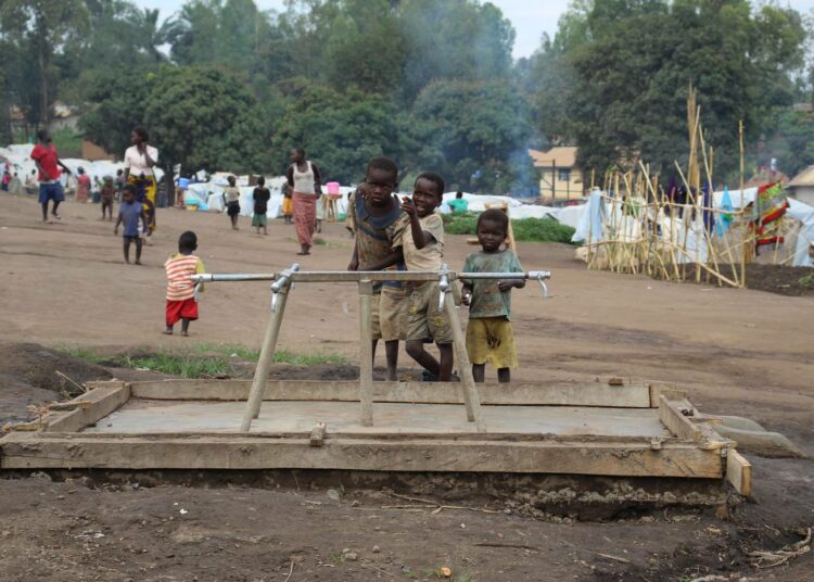 Lapsia pakolaisleirissä Kongon demokraattisen tasavallan itäosan Iturin maakunnan Buniassa. Turvattomuus vaivaa maata, ja niinpä Keski-Afrikan tasavallan väkivaltaa Kongoon paenneiden rinnalla leireissä on myös maan sisäisiä pakolaisia.