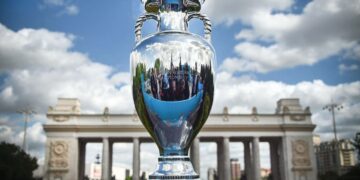 Jalkapallon EM-kisojen mestaruuspokaalia esiteltiin Moskovassa toukokuun loppupuolella.