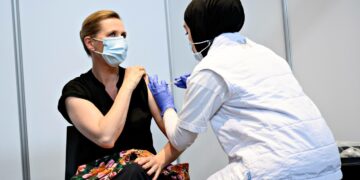 Lääketieteen opiskelija Huda Beklar antoi pääministeri Mette Frederiksenille koronavirusrokotteen Kööpenhaminassa viikko sitten.