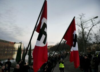 Uusnatsien Kohti vapautta! -marssi lähdössä natsien hakaristilippujen kanssa Kaisaniemestä Helsingissä itsenäisyyspäivänä 6. joulukuuta 2018.
