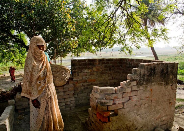 Kastijärjestelmän alimmalla portaalla elävä dalit-nainen siivoaa ylempikastisen perheen ulkokäymälää Intian Uttar Pradeshin osavaltion Mainpurissa. Työ on epähygieenisyytensä vuoksi vaarallista ja halveksittua, samoin kuin tekijänsäkin.