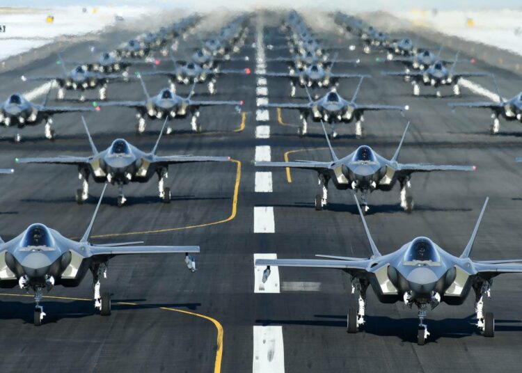 Lockheed Martinin F-35-hävittäjiä.