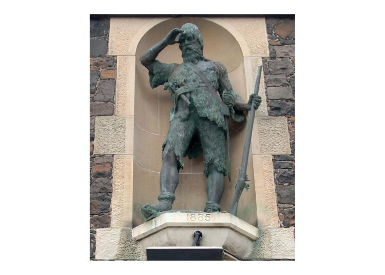 Alexander Selkirkin patsas hänen kotitalonsa luona Lower Largo Fifessa Skotlannissa.