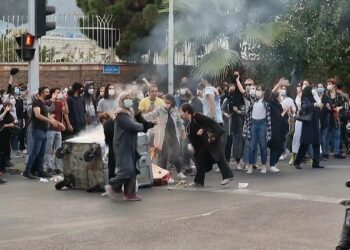 Mielenosoittajat polttivat huivejaan Iranin pääkaupungissa Teheranissa 22. syyskuuta. Kyseessä on pysäytyskuva paikallisen ihmisen kuvaamalta videolta.