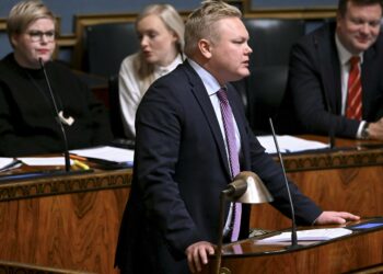 Maa- ja metsätalousministeri Antti Kurvinen hyökkäsi kokoomusta vastaan.