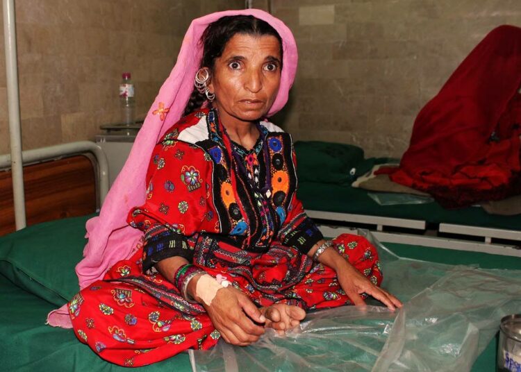 Naz Bibi odottaa hoitoon pääsyä Koohi Gothin naistensairaalassa Pakistanissa.