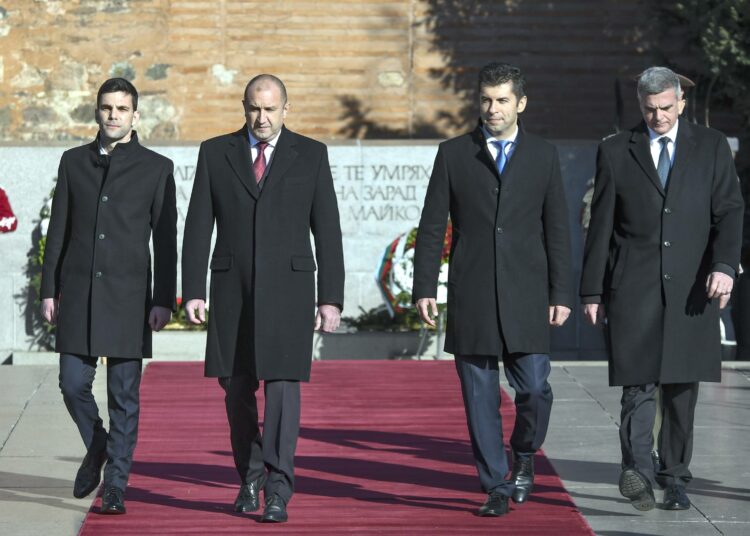 Bulgarian presidentti Rumen Radev kuvassa toinen vasemmalta ja kuvan aikaan tammikuussa 2022 pääministerinä toiminut Kiril Petkov toinen oikealta. Laidoilla Nikola Mintšev (vas.) ja puolustusministerinä toiminut Stefan Janev.