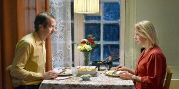 Holapan (Jussi Vatanen) ja Ansan (Alma Pöysti) illallistreffeillä ollaan mietteliäitä elokuvassa Kuolleet lehdet.
