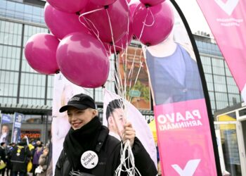 Vasemmistoliiton puheenjohtaja Minja Koskela kampanjoi vasemmistoliiton vaaliteltalla Helsingissä lauantaina 12. huhtikuuta.