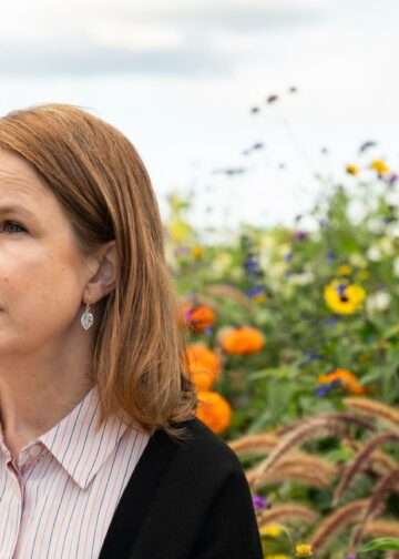Veronika Honkasalo muistuttaa, että asiantuntijat ovat olleet selväsanaisia: ilman esimerkiksi hakkuutason maltillistamista ja hiilinielujen voimakasta vahvistamista me emme saavuta hiilineutraaliustavoitettamme. Hallitus ei tästä kuitenkaan välitä.