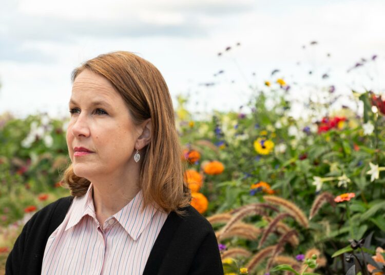 Veronika Honkasalo muistuttaa, että asiantuntijat ovat olleet selväsanaisia: ilman esimerkiksi hakkuutason maltillistamista ja hiilinielujen voimakasta vahvistamista me emme saavuta hiilineutraaliustavoitettamme. Hallitus ei tästä kuitenkaan välitä.