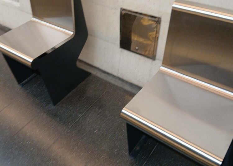 Buenos Airesin metroasemille vuoden 2026 alussa asennetut uudet penkit on suunniteltu niin, ettei niissä voi maata.