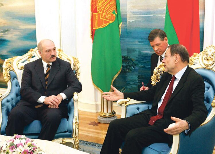 Euroopan unionin ulko- ja turvallisuuspoliittinen edustaja Javier Solana (oik.) tapasi Valko-Venäjän presidentin Alexander Lukashenkon Minsikissä tasan kuukausi sitten.