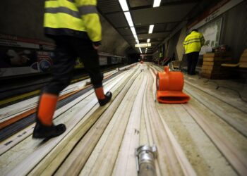 Helsingin Rautatientorin metroasema saattaa olla kiinni jopa puoli vuotta vesivahingon vuoksi. Metron laituritasannetta kuivattiin maanantaina.