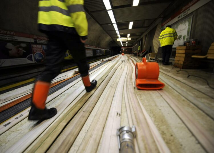 Helsingin Rautatientorin metroasema saattaa olla kiinni jopa puoli vuotta vesivahingon vuoksi. Metron laituritasannetta kuivattiin maanantaina.