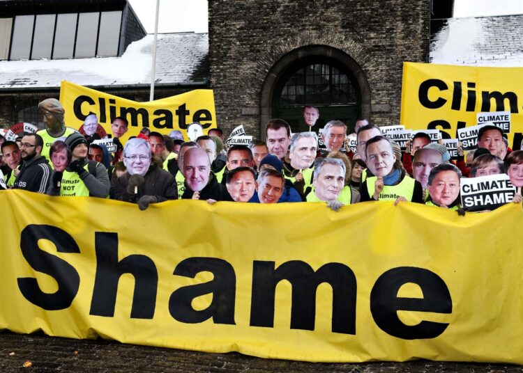 Mielenosoittajat ennakoivat perjantaina Kööpenhaminassa, että ilmastokokouksen lopputulos on muodostumassa häpeälliseksi.