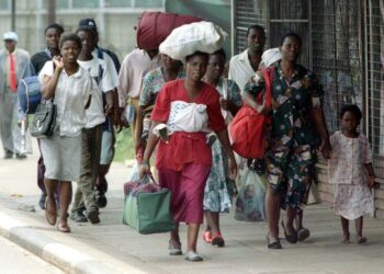 Zimbabwen virallinen politiikka lupaa äideille ja vauvoille maksuttoman terveydenhuollon., mutta maan talousahdinko on kuitenkin ajanut klinikat perimään maksuja.