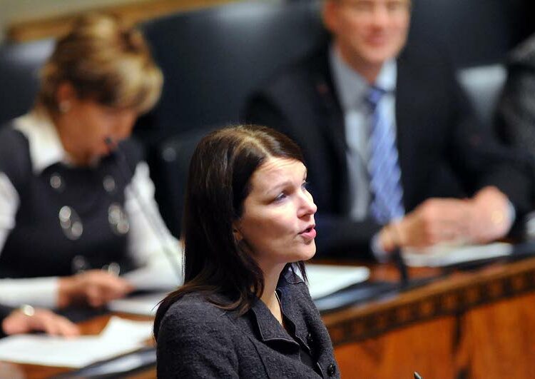 Pääministeri Mari Kiviniemi on tyytyväinen hallituksen toimiin harmaan talouden torjunnassa.