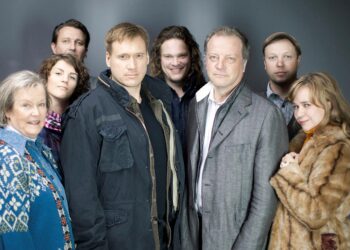 Kirjailija Matti Röngän (kesk.oik.) romaanien pohjalta tehdyssä sarjassa Tappajan näköinen mies Viktor Kärppää esittää Samuli Edelman (kesk.vas.). Sarja esitetään MTV3-kanavalla.