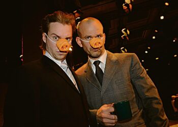 Näyttelijät taipuvat moneksi Ryhmäteatterin Eduskunnassa. Välillä ollaan omana itsenään, seuraavassa hetkessä suolletaan tekstiä ihan sikana. Mitro Härkönen (vas) ja Robin Svartström.