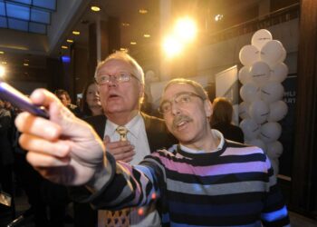 Ben Zyskowicz (oik.) nähdään puhemiehen pallilla. Kuvassa Zyskowics ja Heikki Järvenpää vaalivalvojaisissa.