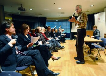 Helsingin Vasemmistoliitto, Kalevi Sorsa -säätiö ja Vasemmistofoorumi järjestivät tiistaina keskustelutilaisuuden, jossa pohdittiin sitä, miten Euroopan talouskriisi ratkaistaan.