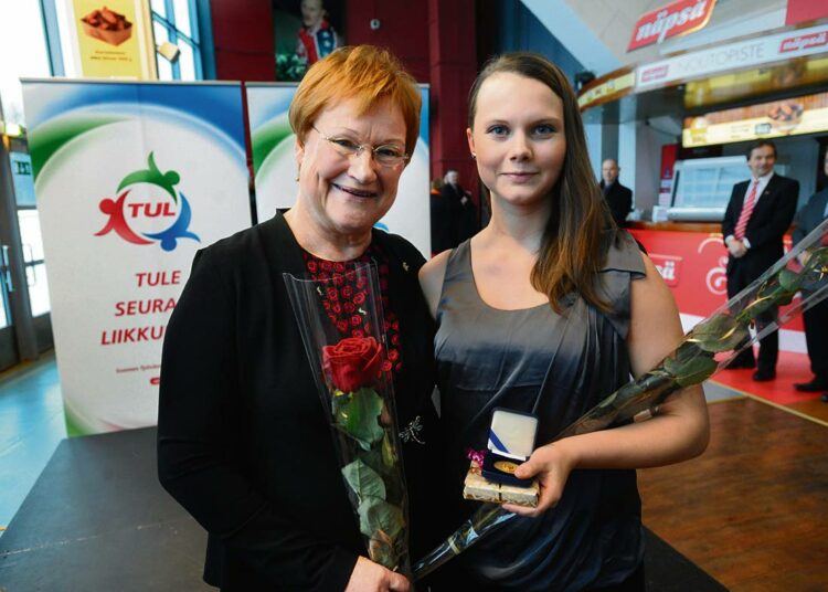 Tarja Halonen sai TUL:n Helmimerkin. Tiina Kiviranta palkittiin parhaana urheilijana.