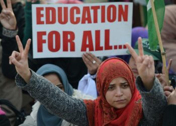 Mielenosoittajat vaativat koulutusta kaikille tiistaina Islamabadissa.