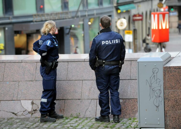 Poliisit tarkkailivat tilannetta ulkopuolelta, kun Äärioikeisto Suomessa -kirja julkistettiin marraskuussa Helsingissä.