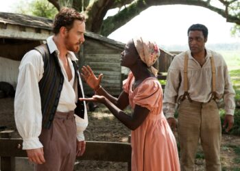 Isäntä (Michael Fassbender) ja hänen orjansa (Lupita Nyong’o ja Chiwetel Ejiofor) vuoden parhaana amerikkalaisfilminä Golden Globe -palkitussa yhteiskuntakriittisessä, historiallisessa draamassa 12 Years a Slave.