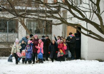 Ilmeisesti huonoista arvosanoista suuttunut koululainen ampui opettajan ja poliisin maanantaina Moskovan esikaupungissa.